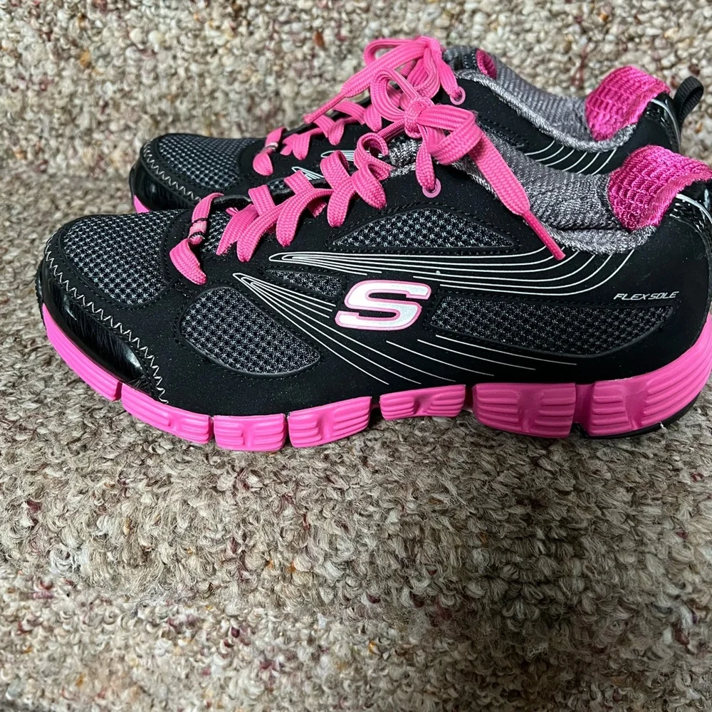 Skechers size 7 flex sole sneakers - Picture 1 of 6